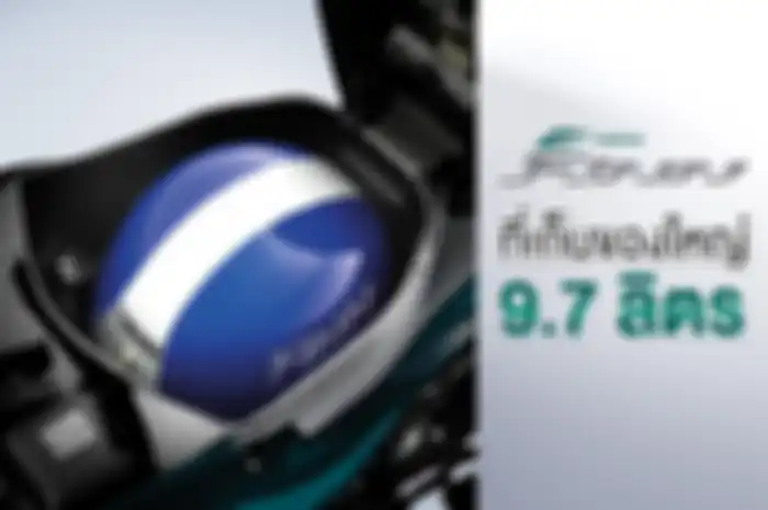 Taruh helm half face di bagasi, enteng buat motor baru Yamaha Finn 2024.