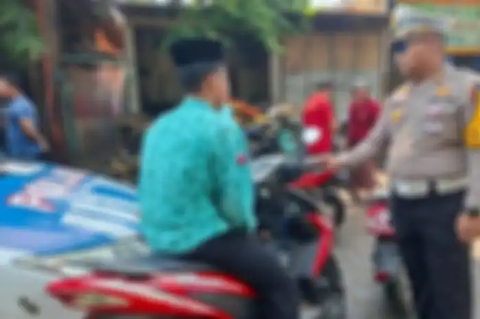 Debat Polisi dan Pengendara Saat Razia Operasi Zebra Akibat Tidak Pakai Helm Malah Pakai Peci