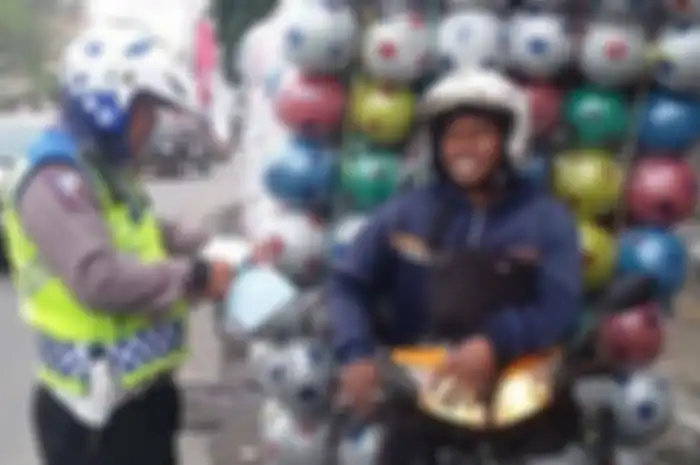Foto ilustrasi. Perhatikan pas naik motor bawa barang jangan sampai kena razia Operasi Zebra 2024.