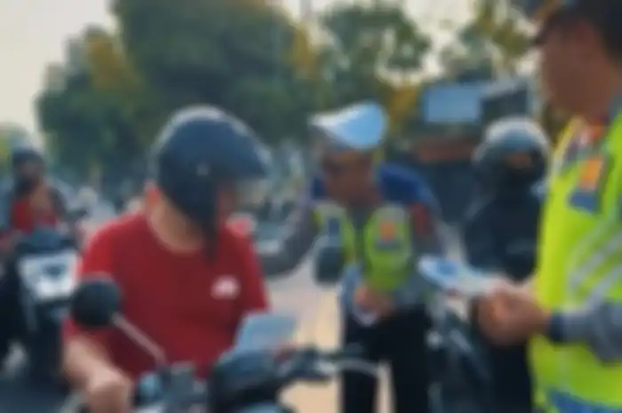 Momen polisi sosiaslisasi razia Operasi Zebra 2024 di Sragen.