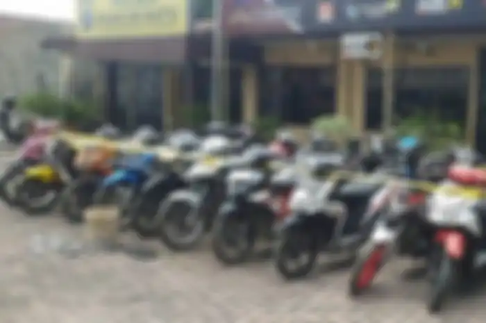 Puluhan motor bodong yang ditemukan di rumah anggota TNI telah diamankan di Polsek Pancur Batu, Deli Serdang, Sumatera Utara.