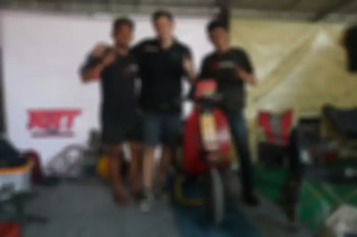 Rodolfo Javier Franolich (tengah) bersama Rodolfo Racing Team.