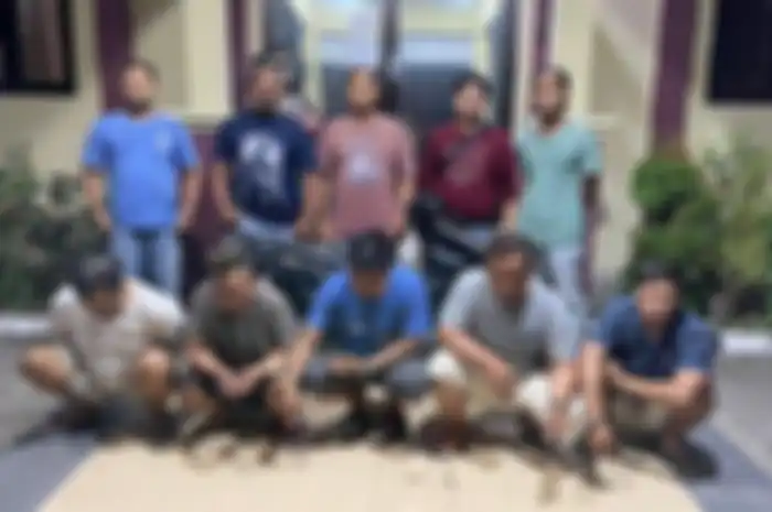 5 debt collector yang melakukan pencurian disertai kekerasan berhasil diamankan di Polsek Kraksaan, Probolinggo, Jawa Timur pada Sabtu (19/10/2024) dini hari.