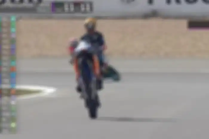 Pembalap Indonesia Aldi Satya Mahendra juara dunia WSSP300 2024 di Sirkuit Jerez, Spanyol, Minggu (20/10/2024).