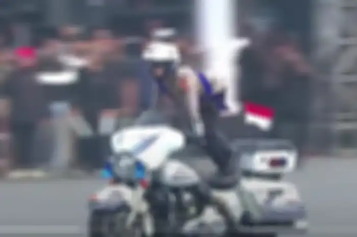 Atraksi berbahaya polwan atraksi di atas moge Harley-Davidson Ultra Glide di depan mantan Presiden Jokowi dan Presiden terpilih Prabowo Subianto.