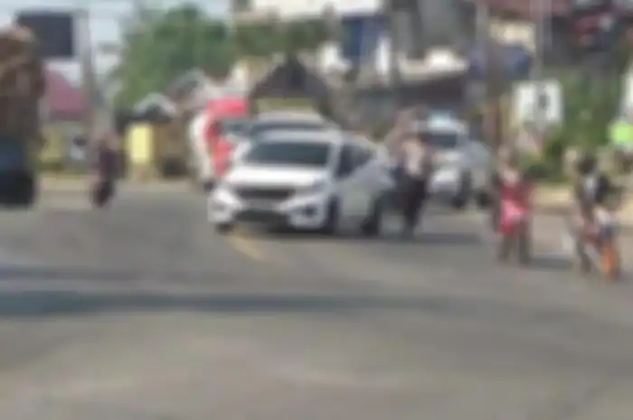 Pemotor Jangan Tiru Aksi Honda Brio Nyaris Tabrak Polisi Saat Razia Operasi Zebra 2024