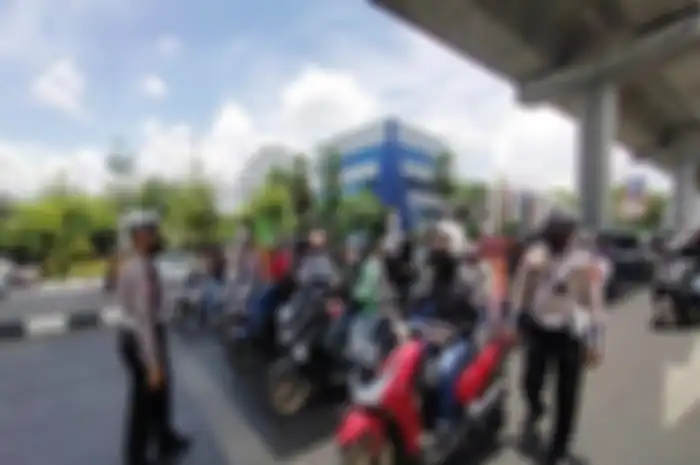 Foto ilustrasi razia Operasi Zebra 2024 di Makassar, salah satu pemohon SIM memberikan komentar.