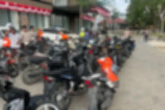 Polres Manggarai Barat Labuan Bajo menertibkan kendaraan yang tak memasang pelat nomor