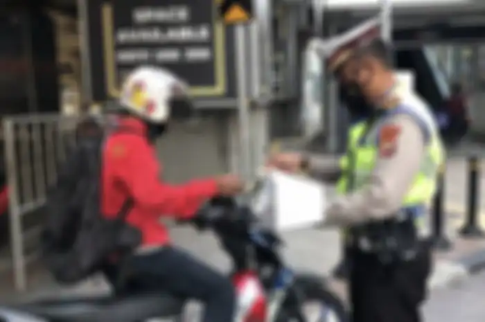 Foto Ilustrasi tilang: Puluhan Ribu Pengendara Motor Kena Tilang Karena Tidak Pakai Helm SNI Dalam Operasi Zebra 2024 Ini Dasar Hukum dan Jumlah Denda  