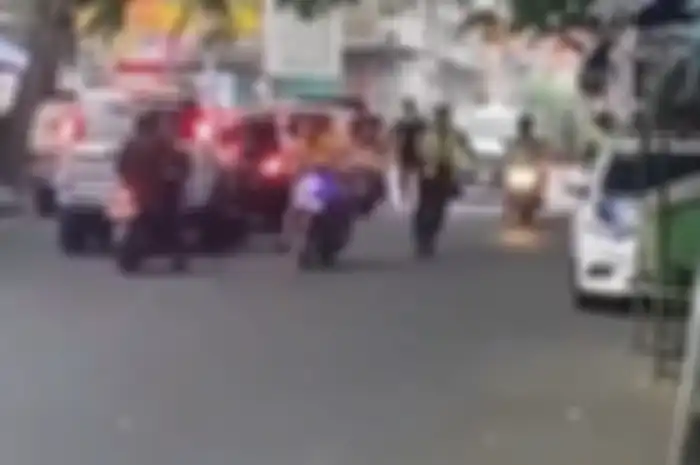 Pemotor Honda Scoopy Tidak Pakai Helm dan Bawa Anak Kecil Nekat Terobos Operasi Zebra di Mojokerto Polisi Ditantangin!  