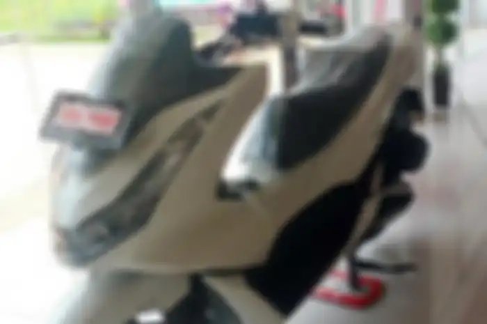 Ilustrasi Honda PCX 160 di dealer. 