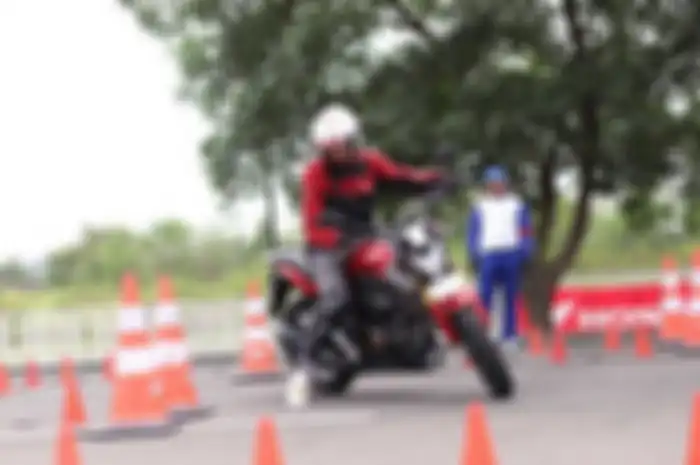 FIFGroup bersama Astra Honda Motor (AHM) menggelar workshop safety riding untuk komunitas dan pengunjung IMOS 2024 di ICE BSD Tangerang, Banten.