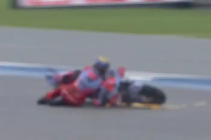 Marc Marquez saat terjatuh di MotoGP Thailand 2024.