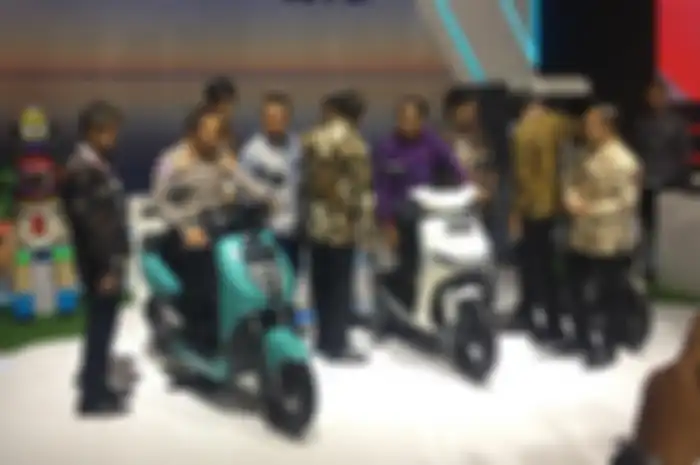 Faisol Riza, Wakil Menteri Perindustrian (batik ungu) mengunjungi booth AHM menaiki motor listrik Honda di IMOS 2024, ICE BSD, Tangerang, Rabu (30/10/2024).