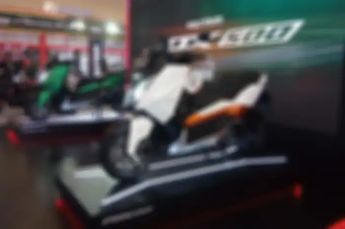 Promo diskon harga motor listrik Polytron Fox 500 selama IMOS 2024.