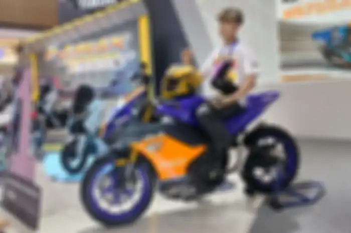 Aldi Satya hadir di booth Yamaha IMOS 2024