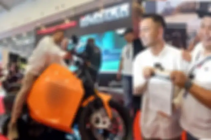 Raffi Ahmad sedang mencoba motor listrik dan kanan setelah mengisi lembar pembelian