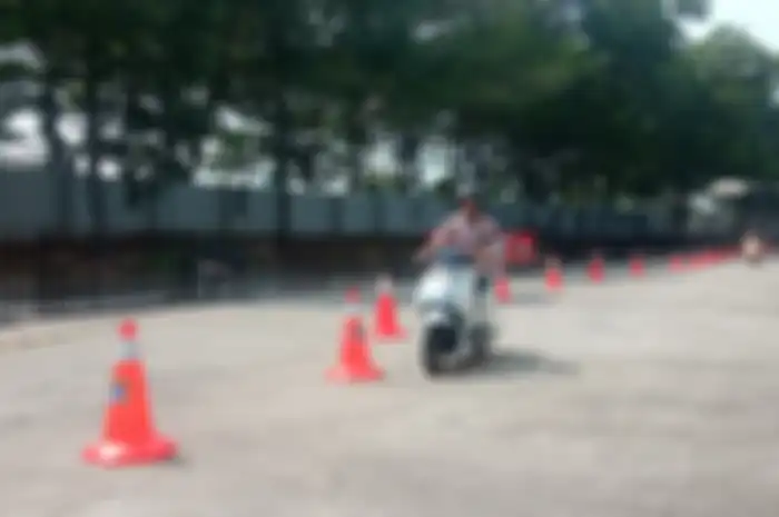 Test ride motor baru di IMOS 2024, ICE BSD, Tangerang, Kamis (31/10/2024). 
