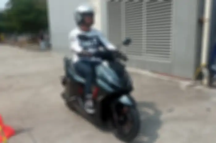 Test ride motor listrik ALVA N3 di IMOS 2024, ICE BSD, Tangerang, Kamis (31/10/2024). 
