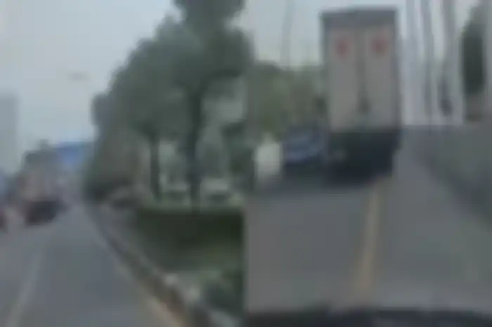 Momen ugal-ugalan terduga sopir truk yang tabrak motor dan mobil, sudah terlihat dari Bekasi.