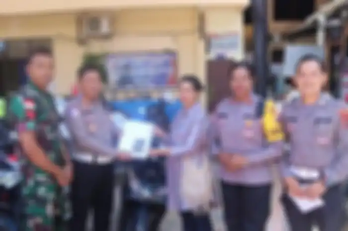 Satuan Lalu lintas Polresta Jayapura Kota menyerahkan motor Honda Vario yang dicuri 3 tahun lalu kepada pemiliknya, Elzara Lulu'At di Polresta Jayapura Kota, Jayapura, Papua, Senin (4/11/2024).