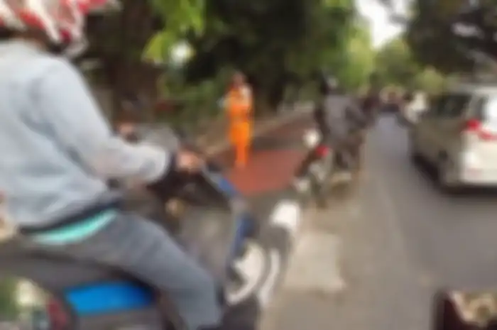 Cerita Petugas PPSU Jakarta Pernah Ditabrak Motor Hingga Terseret Karena Halangi Motor Naik Trotoar 