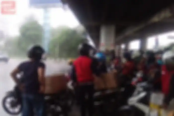 Pemotor berhenti saat hujan di pinggir jalan layang maupun di underpass akan dijerat sanksi denda Rp250 ribu dan kurungan penjara. 