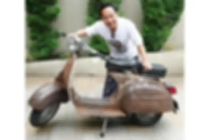 Denny Cagur dan Vespa Sprint Bagol koleksinya