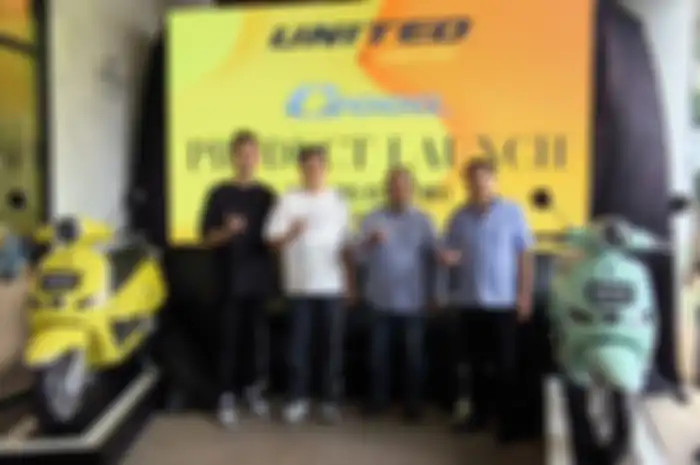 Ketua Umum AISMOLI, Budi Setiadi (kedua dari kanan) saat peluncuran motor listrik United C2000