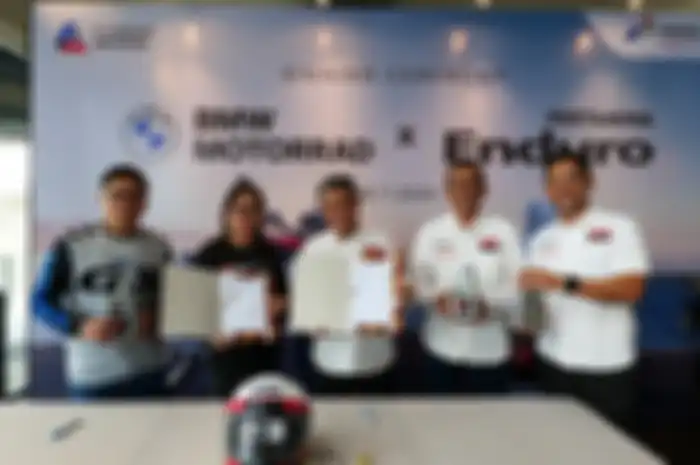 Penandatanganan kerjasama antara distributor BMW Motorrad Indonesia dan Pertamina Lubricants.