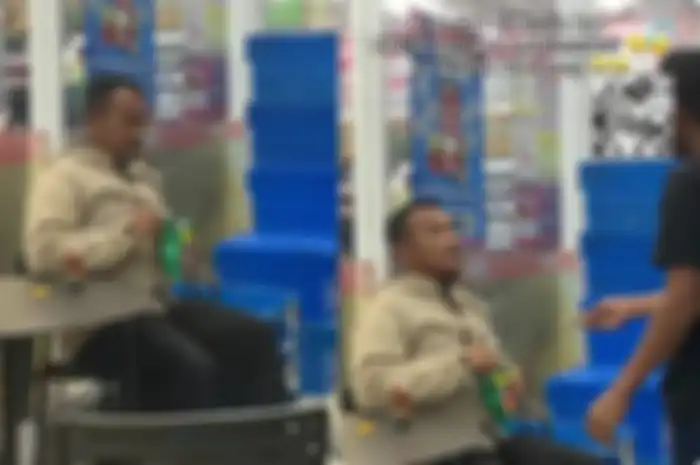 Seorang anggota polisi santai di depan minimarket dikasih uang parkir, pemotor malu sekaligus ketakutan.