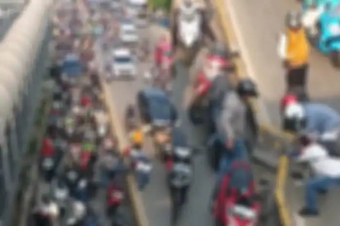 Pemotor masuk jalur busway di Cengkareng, Jakarta Barat, Jumat (8/11/2024).