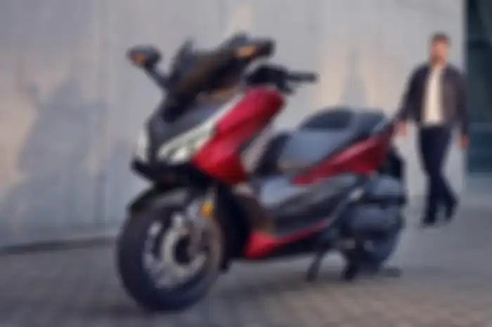Honda Forza 250, motor baru yang punya fitur bisa menaikkan windshield elektrik.