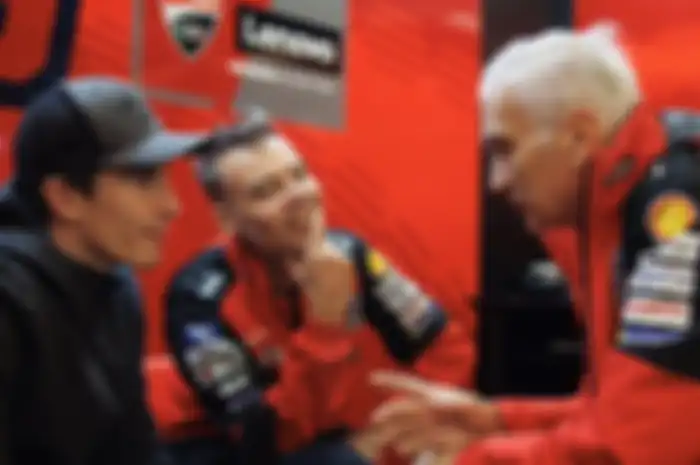 Marc Marquez (kiri) bersama Team Manager Ducati Lenovo Davide Tardozzi (kanan) di garasi Ducati di Sirkuit Barcelona-Catalunya, Senin (18/11/2024).