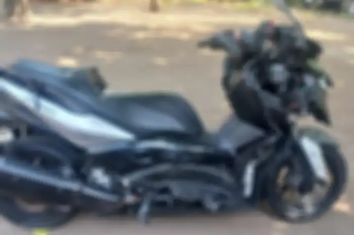 Motor Yamaha XMAX yang dikendarai Hokky Kristiando setelah kecelakaan bagian depan hancur.