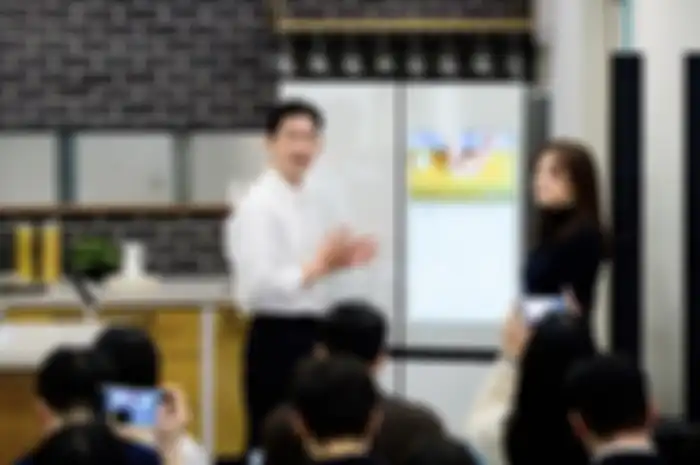 Chef Lim Hee-won, pemilik restoran BUTO di Seoul & pengawas Culinary Class Wars, berbagi pengalaman menggunakan dapur pintar Samsung AI Kitchen dalam acara Samsung BESPOKE AI Kitchen Cooking Show pada 6 November.