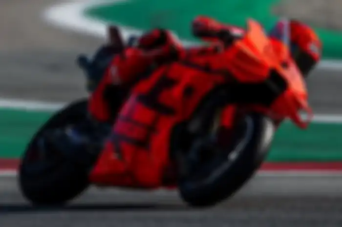 Marc Marquez ngegas motor Ducati Desmosedici GP25 di tes MotoGP Barcelona, Selasa (19/11/2024).