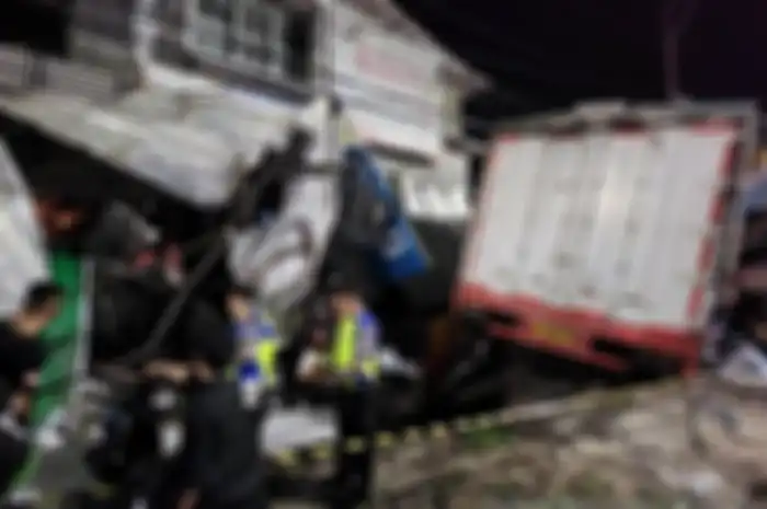 Situasi truk tabrak warung di Semarang.