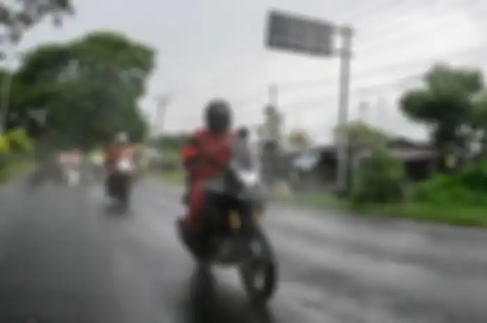 Foto ilustrasi pemotor berkendara di saat musim hujan.