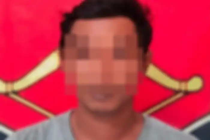 Randy Luckyto (31), penjaga kos di Surabaya nekat mencuri motor penghuni kos karena hutang. 