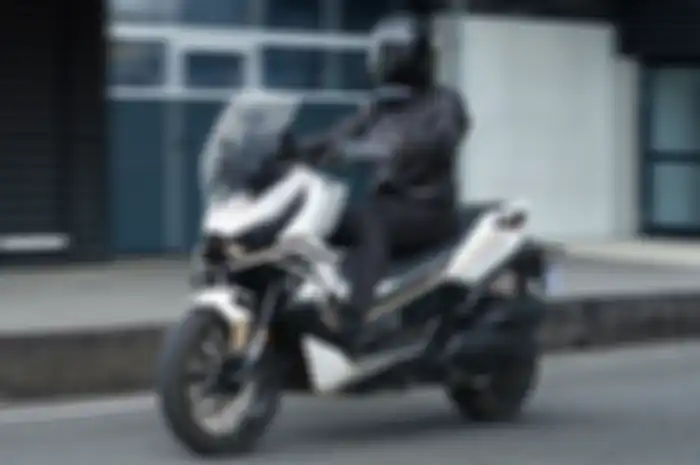 Tampak depan dan samping motor matic baru Zontes 368G 2024.