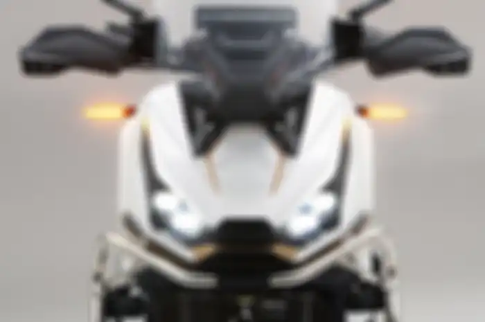 Aura adventure motor matic baru 2024 ini sudah sangat terasa dari depan.