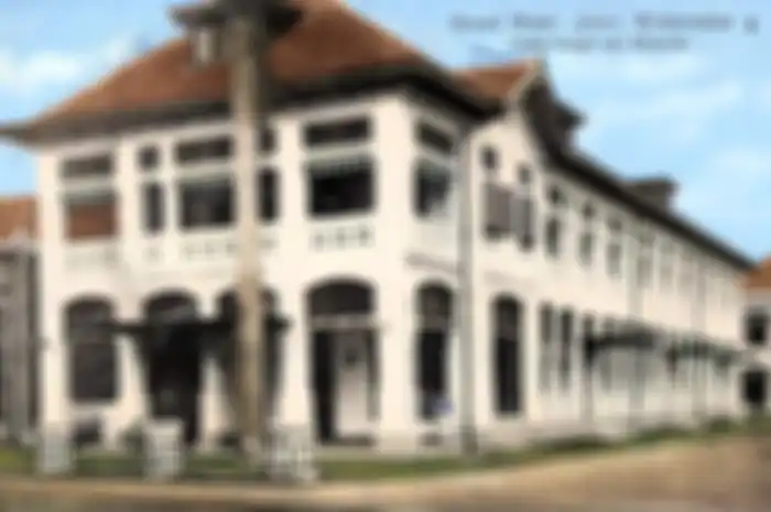 Selembar kartu pos pada awal abad ke-20 yang menampilkan Grand Hotel Java, yang berlanggam arsitektur tropis. Arsitektur  yang tampak pada kartu pos ini menggantikan arsitektur awal hotel yang dibangun pada 1834.