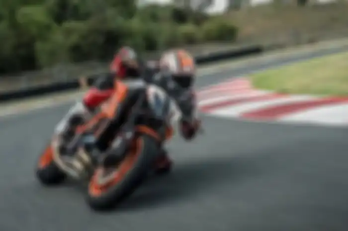 Legenda MotoGP, Jeremy McWilliams yang sudah gabung 15 tahun di KTM harus kehilangan pekerjaannya.