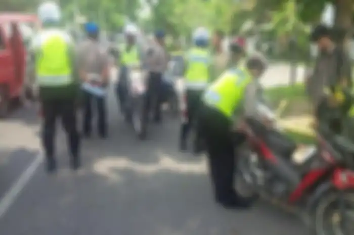Foto ilustrasi razia, pastikan masa berlaku SIM dan STNK jangan sampai habis kalau enggak mau polisi sita motor.