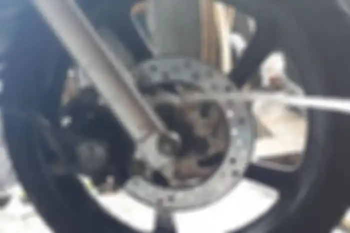 Menyiram piringan cakram motor yang masih panas pakai air bisa bikin bengkok.