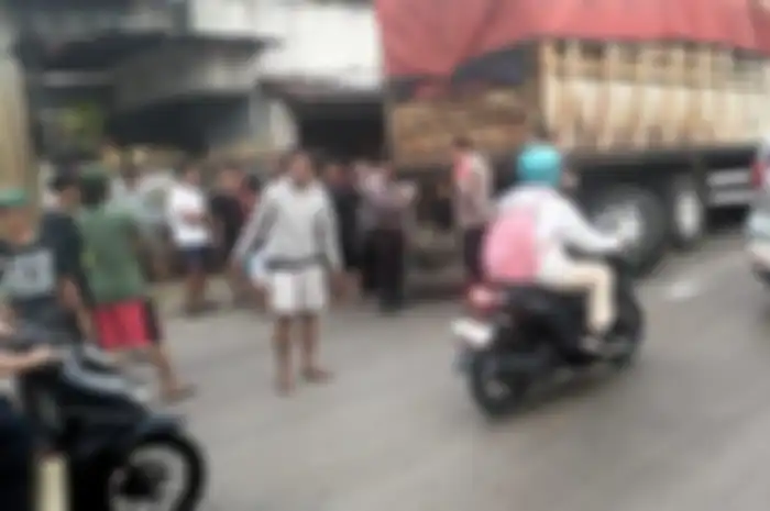 Pemotor tewas menabrak dump truk yang sedang ganti ban di Jalan Imam Bonjol Jalur Pantura, Cikarang Barat, Kabupaten Bekasi, Minggu (29/12/2024).  