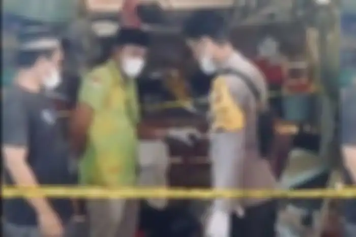 Polisi menangkap AMN (23) asal Kecamatan Silat Hilir, Kabupaten Kapuas Hulu, Kalimantan Barat (Kalbar) atas dugaan pembunuhan terhadap ibu kandungannya sendiri berinisial SK (47), Jumat (3/1/2025). 