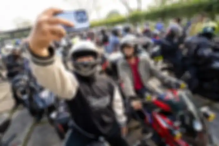 Ilustrasi bikers selfie di atas motor