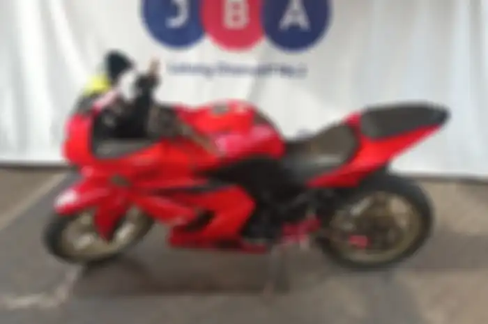 Dilelang motor murah Kawasaki Ninja 250 dengan beberapa modifikasi.